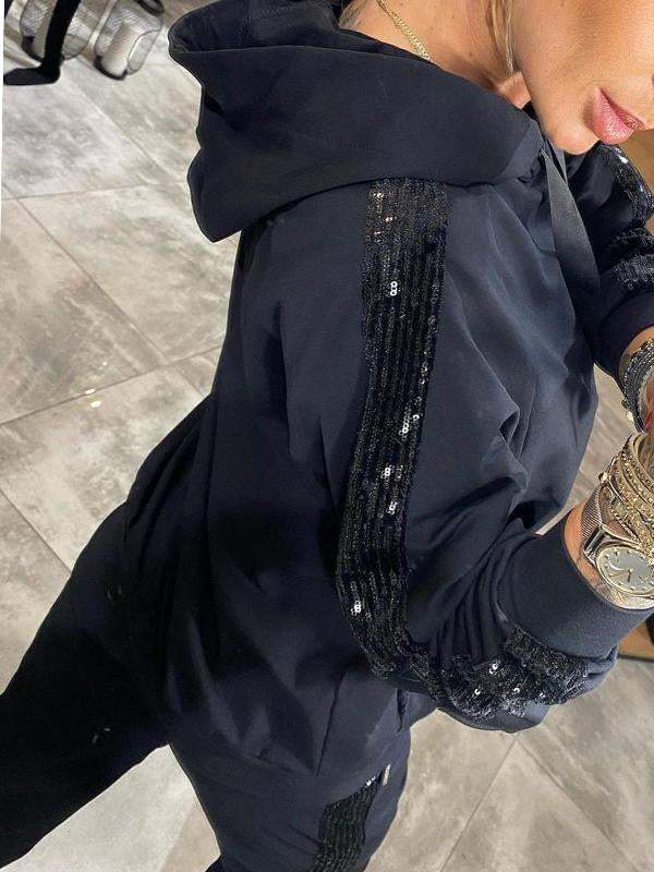 Conjunto relajado que combina comodidad y estilo brillante