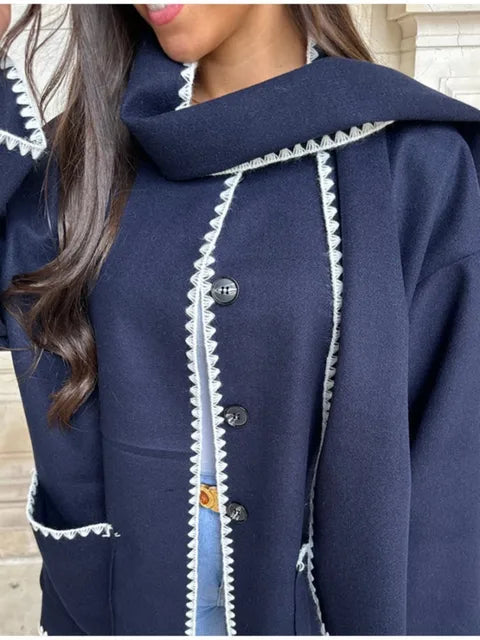 Chaqueta elegante y versátil con bufanda integrada 